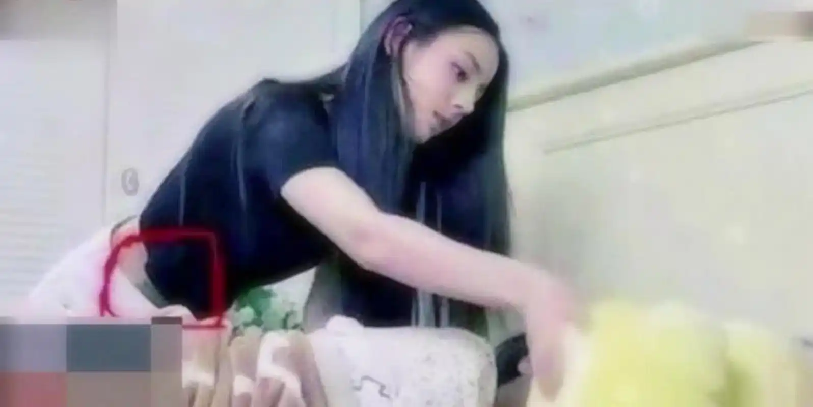 迪丽热巴,无意暴露纹身,部位尴尬[汗]网友:有故事?