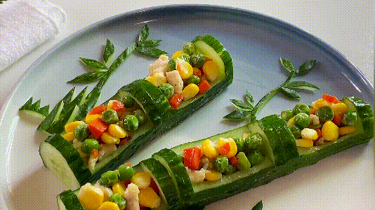 这道菜叫竹报平安,寓意富足吉祥,造型像一幅画,真舍不得吃