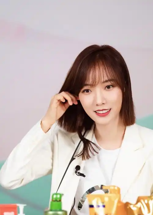 简介:王珞丹白色西装甜酷写真图片,分享一组王珞丹图片给大家,图中的