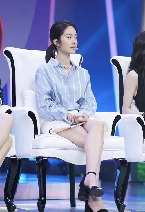 杨采钰真不愧是气质女神穿衬衫配短裙精致时髦意外穿出高级感