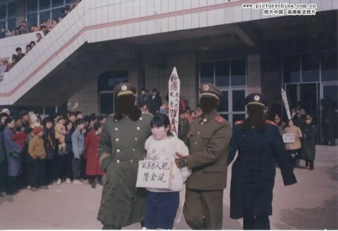 90年代,杀人犯陆金凤被执行枪决的时候,留下的一张照片.
