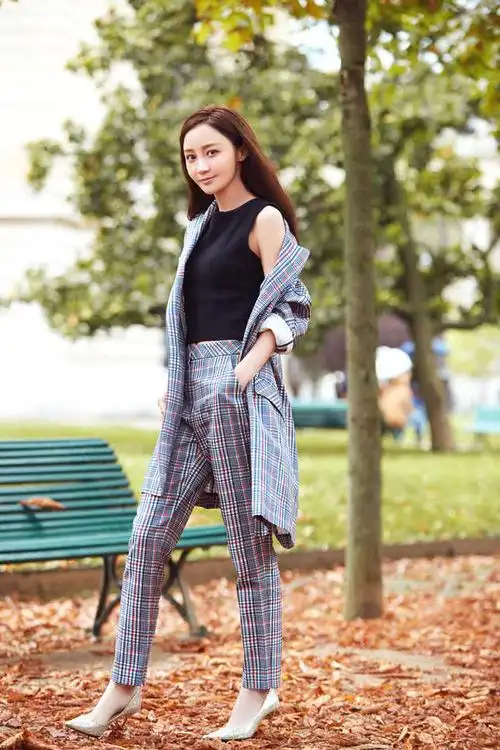 姚笛巴黎街头写真曝光 简单时尚尽显高级感