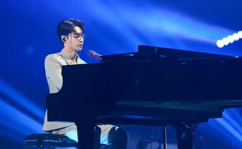 分享一组张艺兴图片给大家,图中的明星图片壁纸会点缀你的电脑桌面