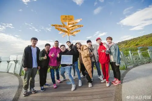 青春的花路杀青大合照曝光祝小伙伴们回国一切顺利