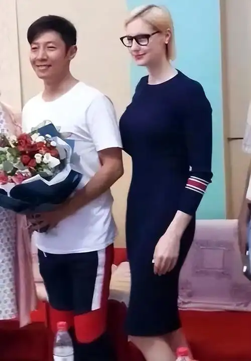 撒贝宁老婆撒贝宁携妻儿野餐被偶遇