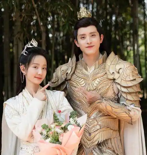 《落花时节又逢君》杀青,袁冰妍刘学义现场比心,大方营业_定制_金色