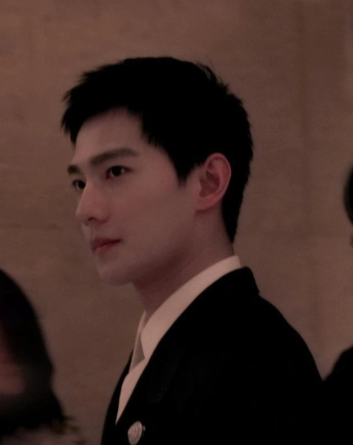 杨洋"狗啃碎发"新造型俏皮又少年气,粉丝喊话再演一次偶像剧!