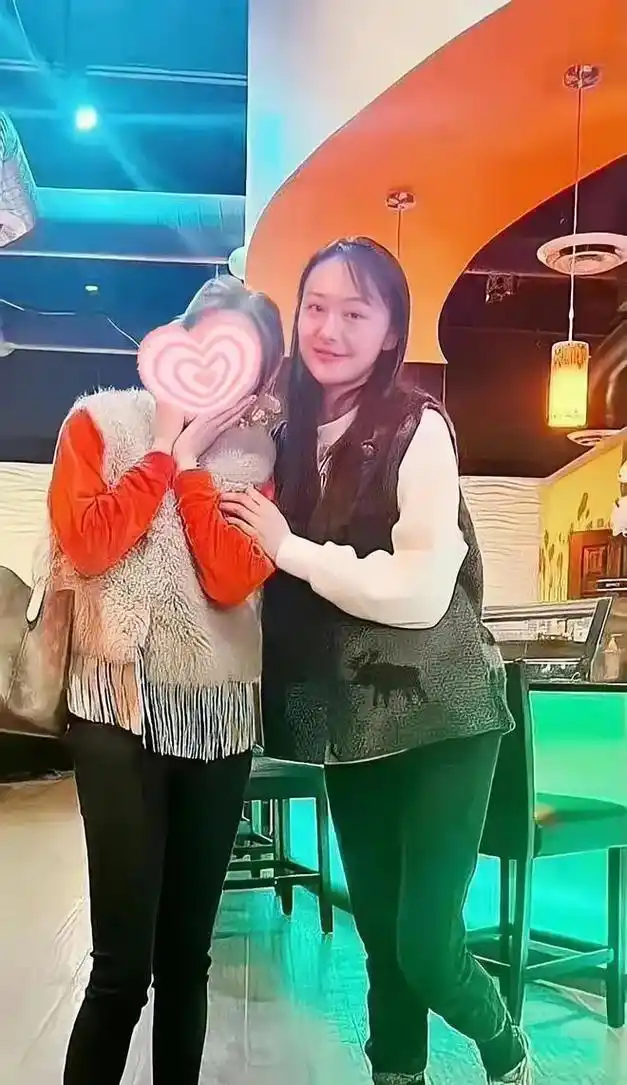 郑爽近况曝光!头发稀疏成大妈,卫生巾都得省,穷得只能喝白开水