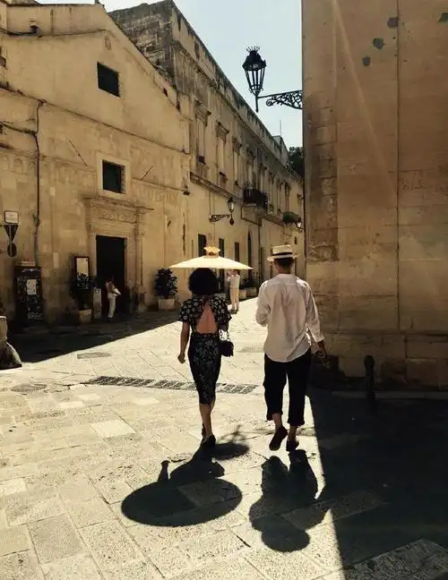 金星在机场真敢穿紫色上衣配裤子小礼帽配手套极具高级贵妇范