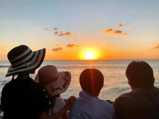 陆毅一家四口海边出游夫妇俩撒狗粮超甜俩女儿打扮时髦颜值高