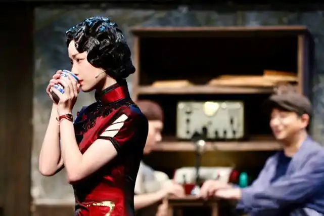 32岁倪妮话剧舞台照曝光暗红旗袍眼波传情女神气质惊艳全场