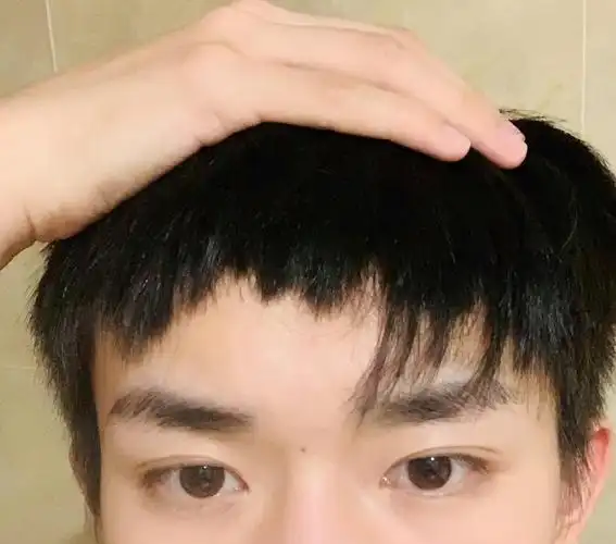 易烊千玺超话#易烊千玺网站更新#  先天自拍圣体.