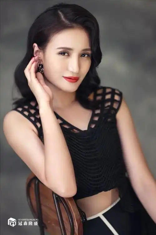 重庆冠森隆盛木门成功签约影星万美汐为品牌代言人!