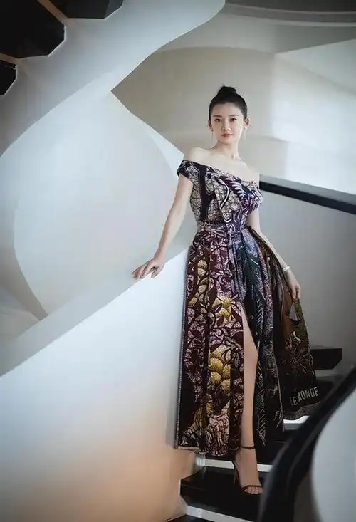 郑恺老婆真是美到国外了穿棋盘格纱裙走红毯真给国人长脸