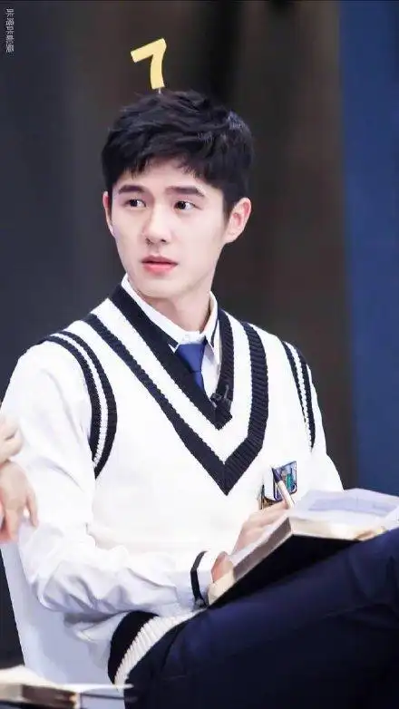 肖战"学士服"毕业照太帅了吧!有这样的学长,谁还有心思读书啊