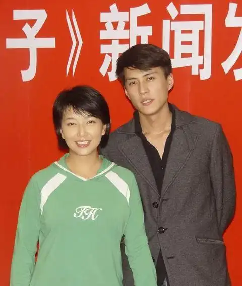 51岁江珊一家近照, 小15岁丈夫帅过前男友靳东, 女儿很满意