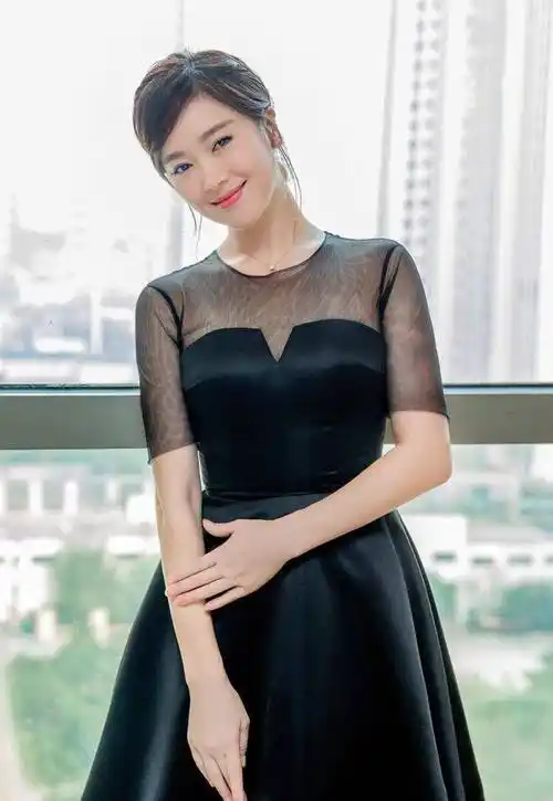 左小青真是"冻龄脸",穿小黑裙低调亮相,时尚高级看不出年龄_连衣裙