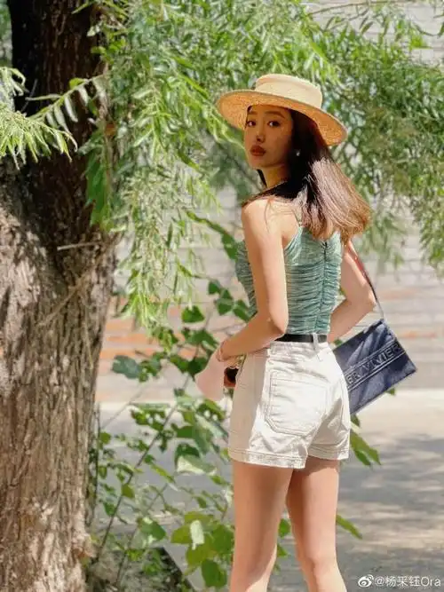 杨采钰夏日美照曝光穿吊带热裤好身材吸睛