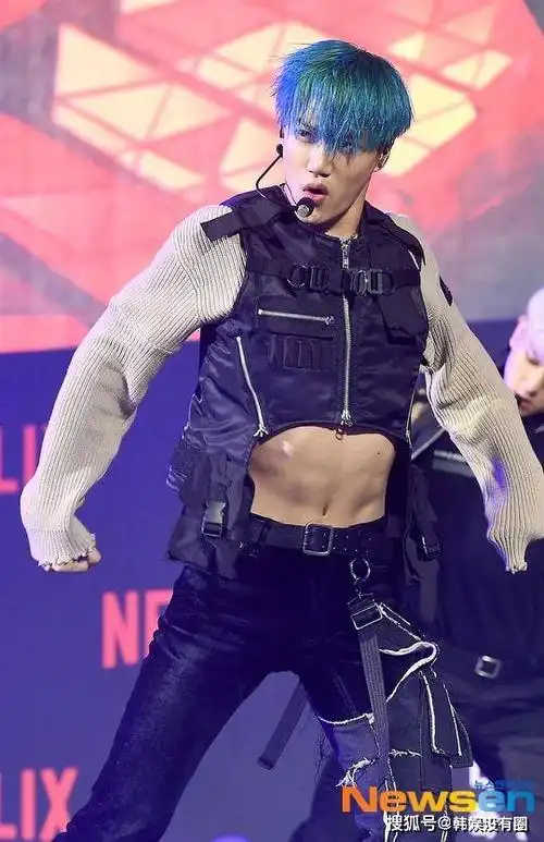 exo kai"露腹装"展示新曲舞台,大秀性感腹肌,结实大腿_手机搜狐网