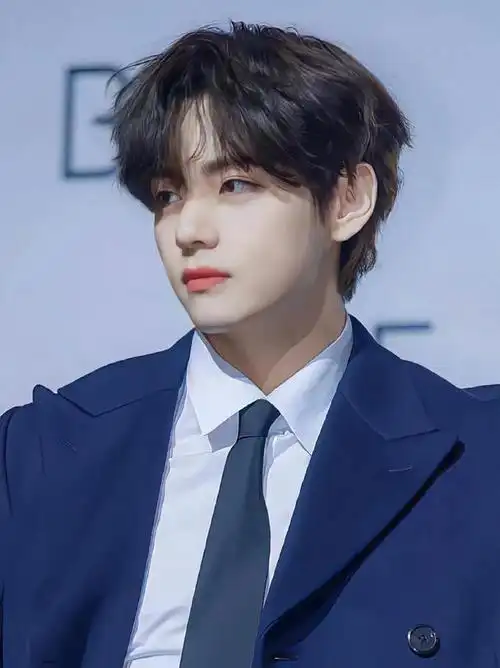 金泰亨蓝色西装,黑色头发,懵懂的眼神,少年感满满金泰亨签售会的照片