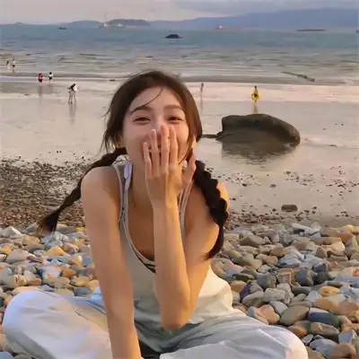 温暖阳光的俏皮可爱女生真人头像