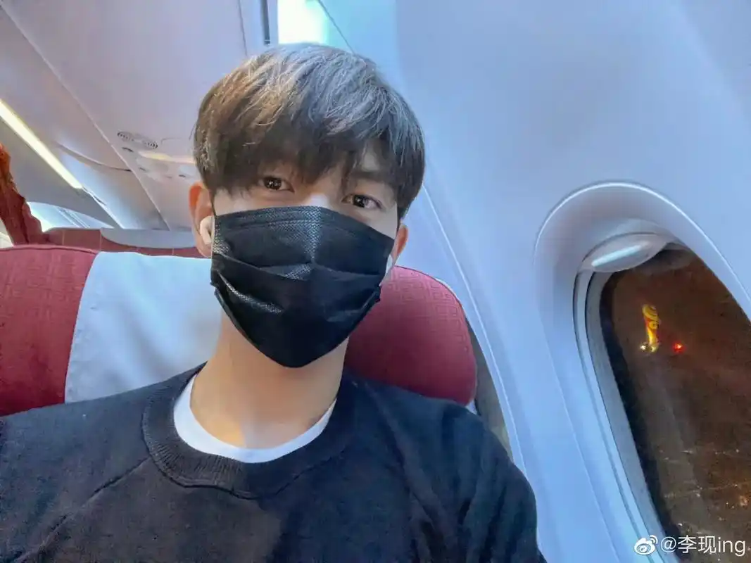 李现 非常非常喜欢这几张照片,带着生活气息的小李!过年回到 - 抖音