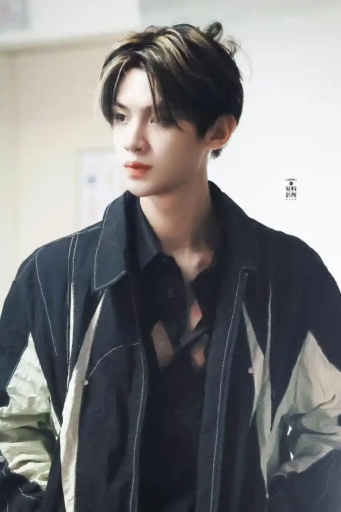 [justin][新闻]210727 两天换了三套造型还抽空搞定发色 请问黄明昊