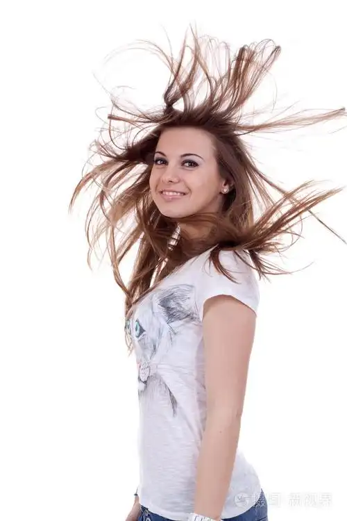 头发飘逸的女人