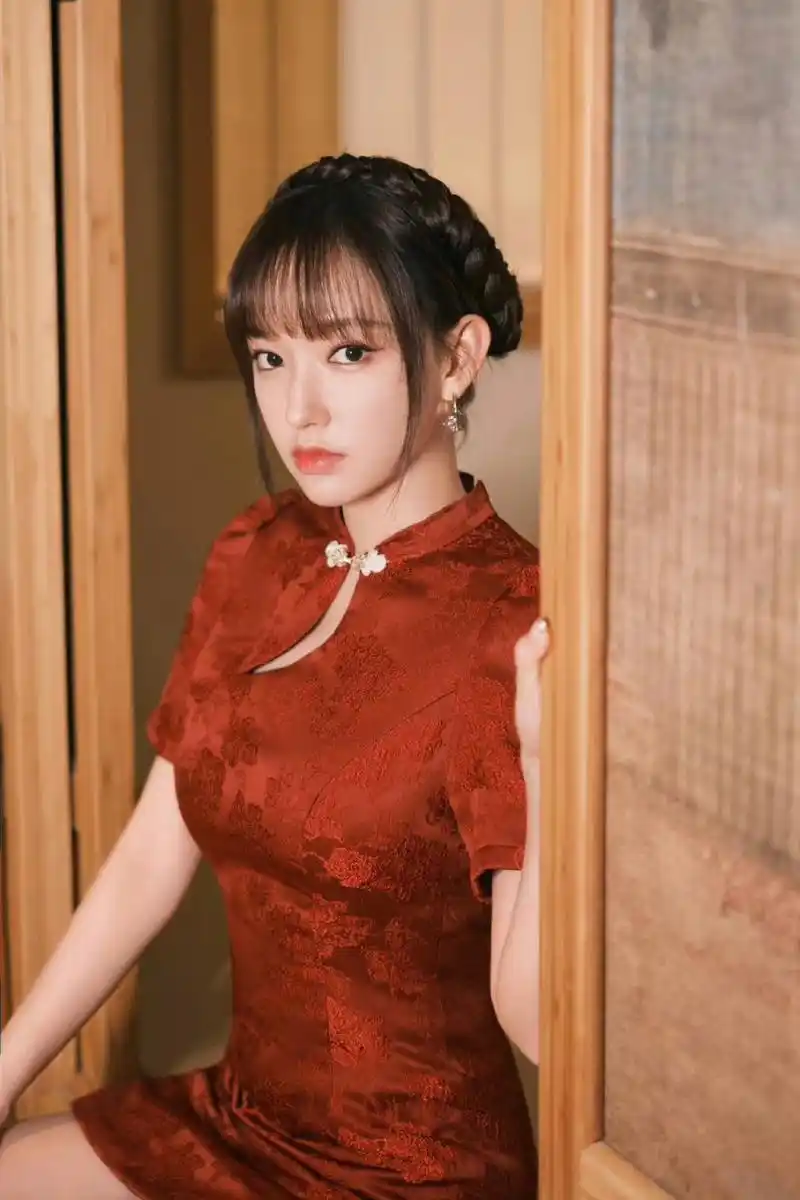 明星# #程潇#  程潇一袭红色短款旗袍,优雅美丽挡不住的魅力.