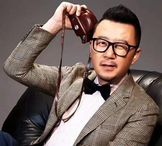 郭涛作为我国实力派男演员,曾主演过许多大热的电视剧,电影,他的演艺