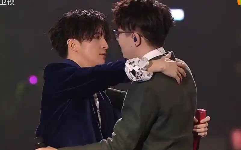 薛之谦毛不易深情对唱《消愁》,画面太美._哔哩哔哩_bilibili