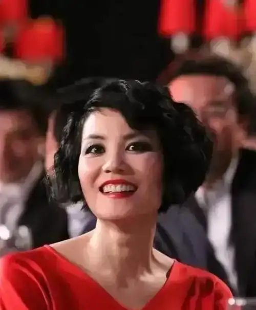 王菲真不适合化浓妆,没有"高级感"还显得有些俗气,看着不太美|眼妆