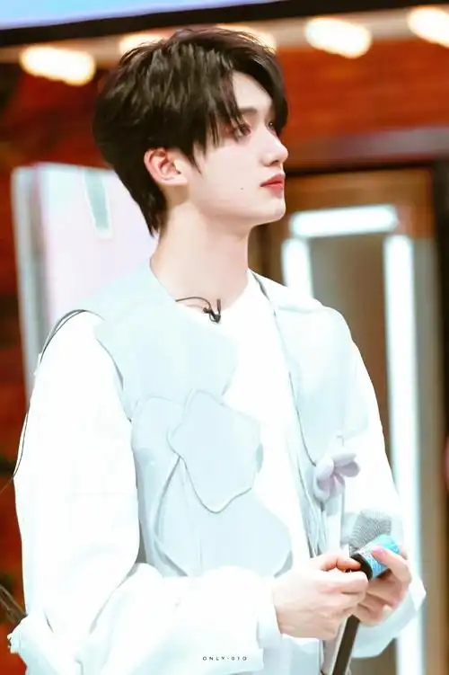 真的有被丁程鑫帅到好灵动的小狐狸实在是美得很他怎么穿什么颜色都