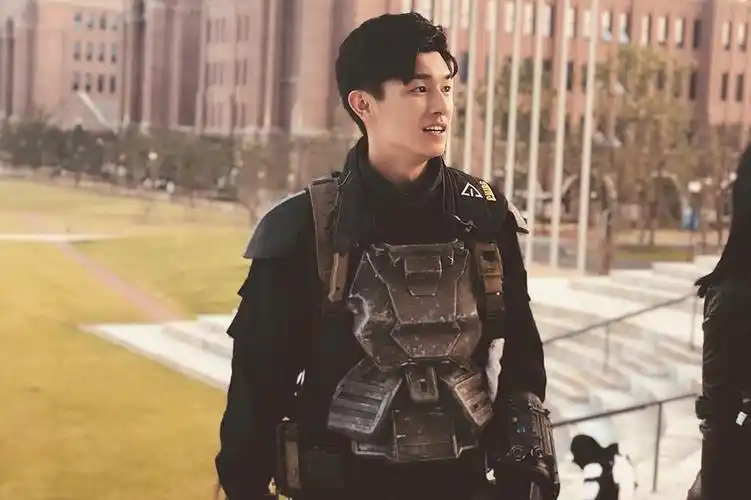 杨旭文新剧路透照曝光 军装长靴上演长腿杀