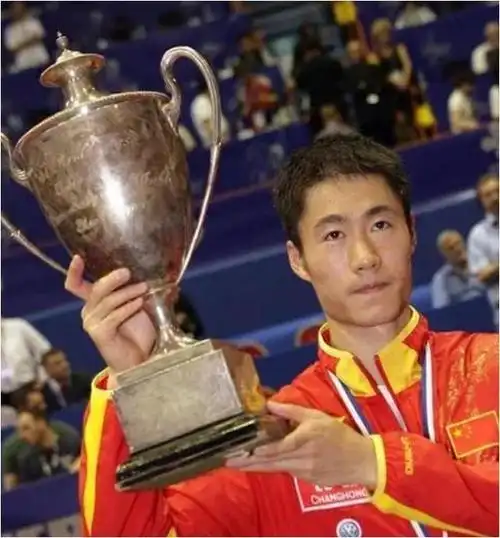 国乒名将王励勤的传奇人生曾与赵薇恋爱最终抱得小娇妻归