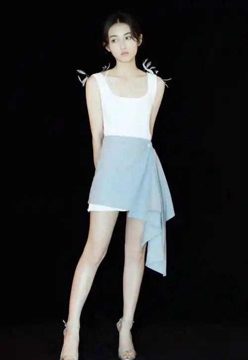 张子枫长大了,想穿吊带展示时尚,可惜还不够时尚,装时尚失败了