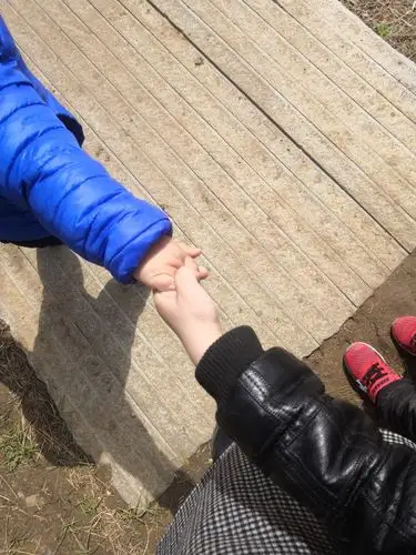 妹妹拉着哥哥,特逗的小兄妹俩