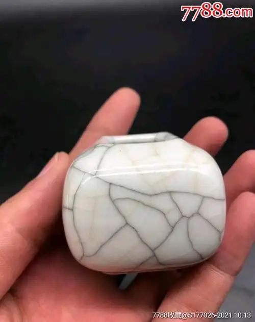 明代哥窑水盂金丝铁线