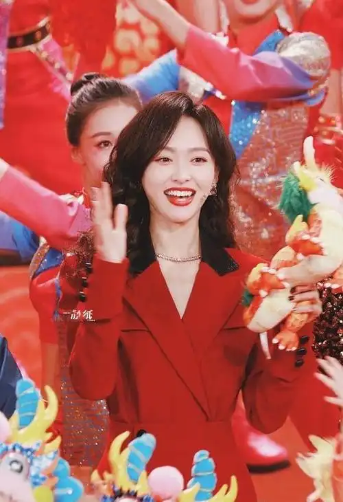 唐嫣春晚造型释出,红色修身长裙搭配轻盈小波浪,瞬间梦回汪小姐