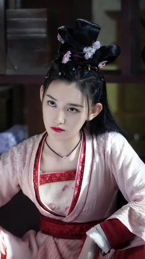 从2007年开始,蒋依依就出演过电视剧《笑着活下去》从而正式出道.