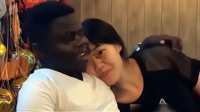 女子抢了闺蜜的黑人男友,理由还挺充分:这个黑人你应付不来|搭讪|倒追