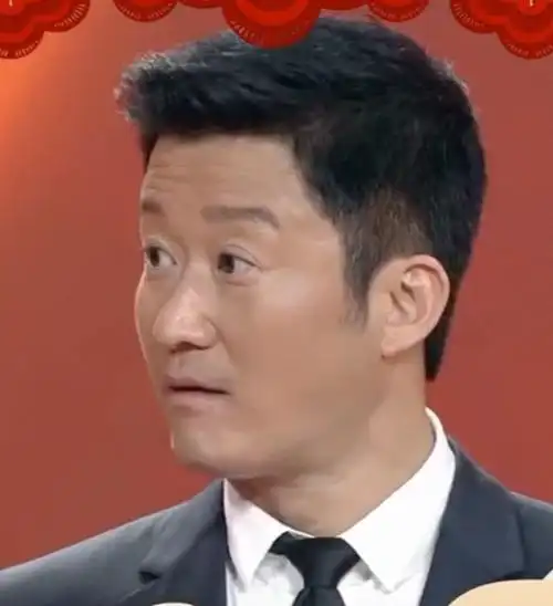 吴京晚会上吃道具蛋糕 听到不能吃后秒变表情包