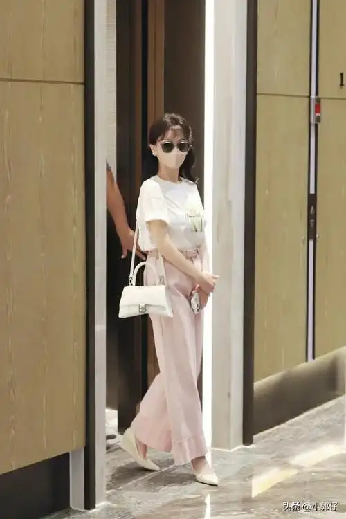 70岁赵雅芝最新穿搭美照来袭,白色t恤粉色裤子,优雅气质!