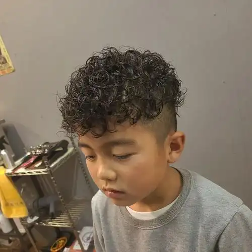 最帅气小男孩发型来了一共有三种雕刻发型小寸头和烫发