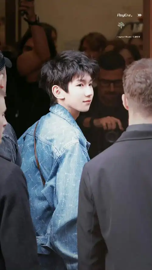 王源米兰看秀图#王源出席米兰时装周秀场图清爽蓝色牛仔外套少母行