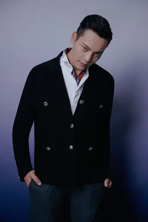 陈伟霆写真大片曝光西装叠搭绅士有品