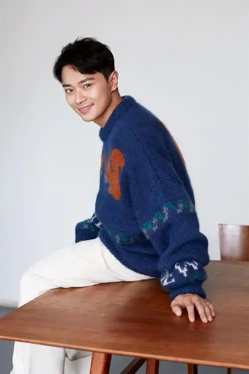 曹骏曝活力写真 清澈眼神演绎秋日时尚