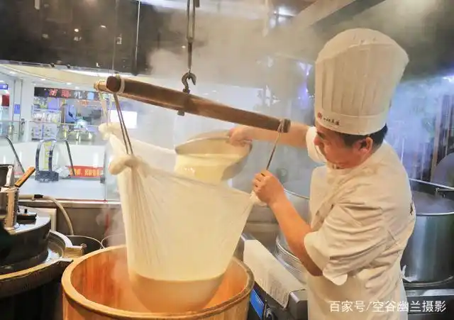 三亚美食一块豆腐百年历史你见过石磨豆腐的制作过程吗?