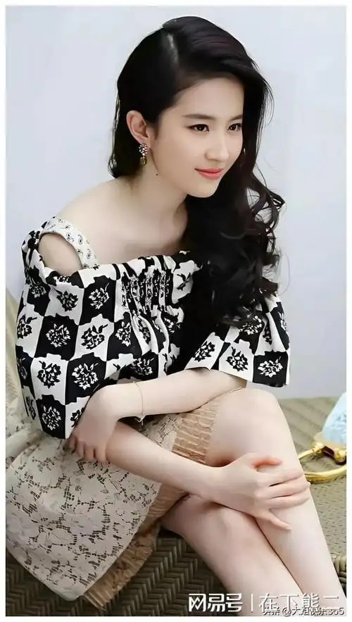 刘亦菲:清纯甜美,气质优雅