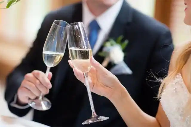 别因喝酒吃了哑巴亏这些敬酒礼仪还是学学为妙